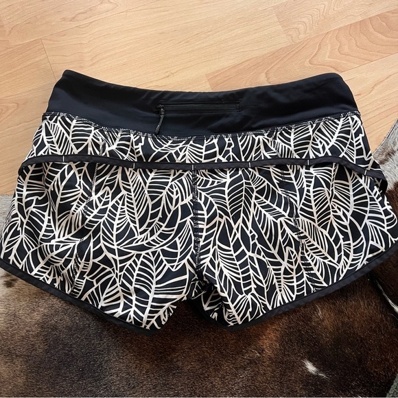 LULULEMON Speed Up Shorts‎ 3” In Pretty Palm Black Angel Wing Black Size 6 - Picture 4 of 10